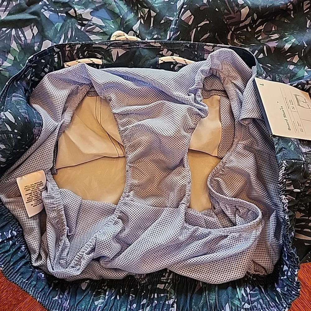 Goodfellow Men's Parrot Tropical Swim Trunks Size Large. 9